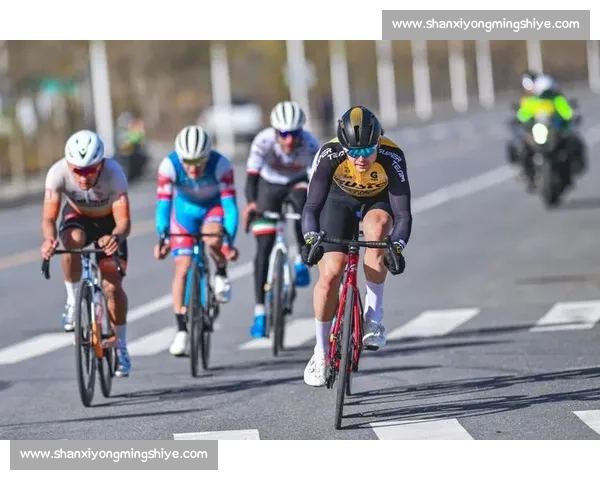 激烈角逐与团队协作并存的国际自行车赛精彩瞬间 激烈角逐与团队协作并存的国际自行车赛精彩瞬间